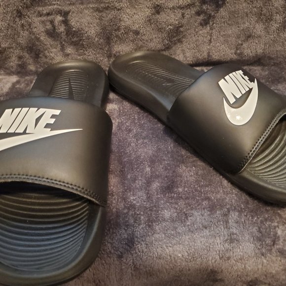 NWOT Nike Victori One Men's Slide Sandals - Size 8 - Picture 2 of 3